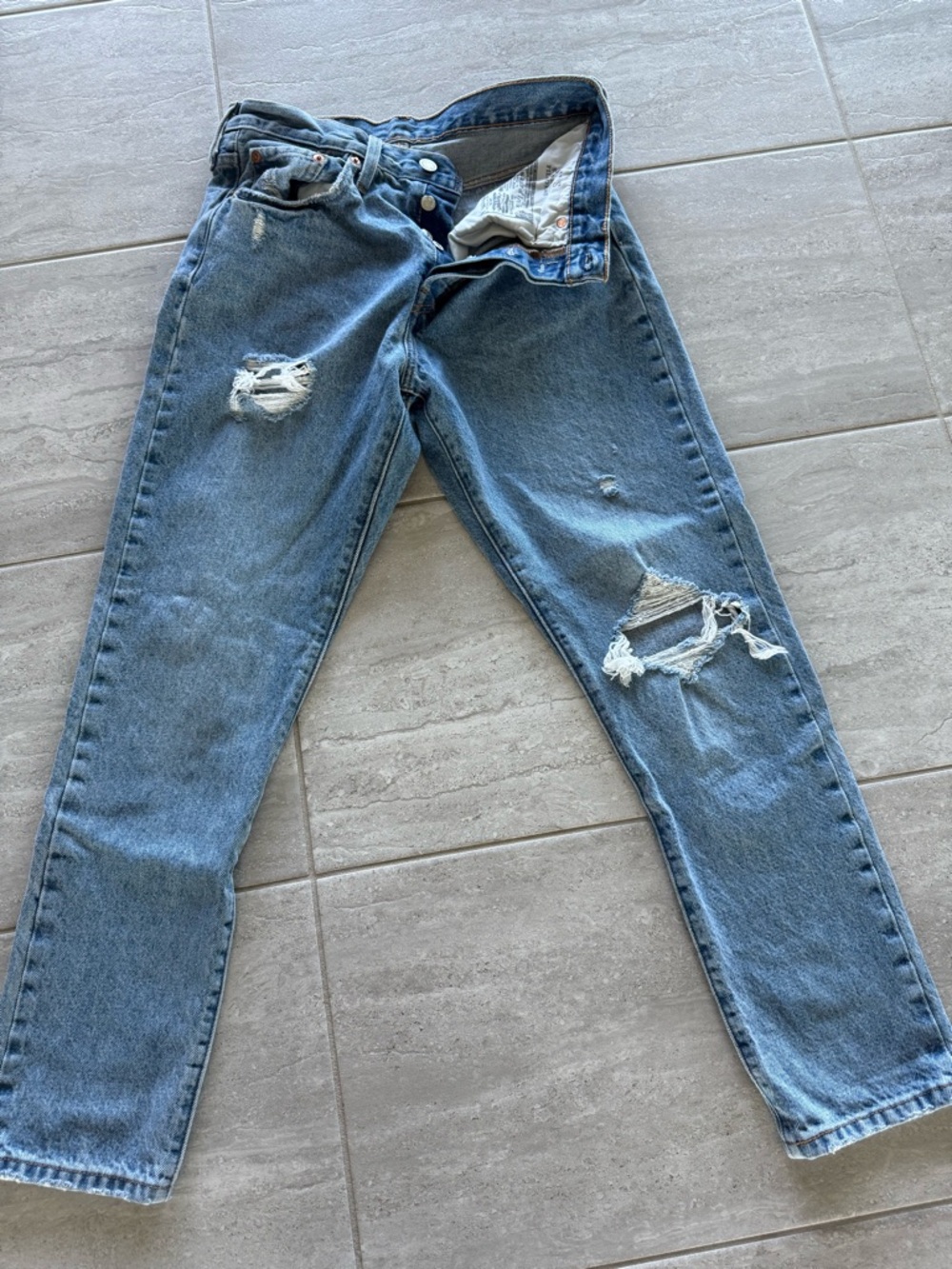 LEVI’S // 501 Light Wash Distressed Jeans NWOT